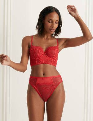 marksandspencer_Valentyn2023_T81_7702P_korzetova balkonova podprsenka s kosticemi a krajkou_849Kc_kalhotky_349Kc_modelka.jpg